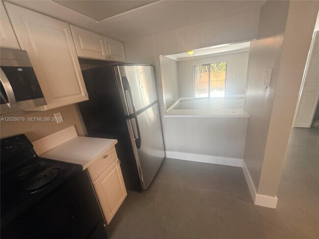 Building Photo - 10787 Royal Palm Blvd