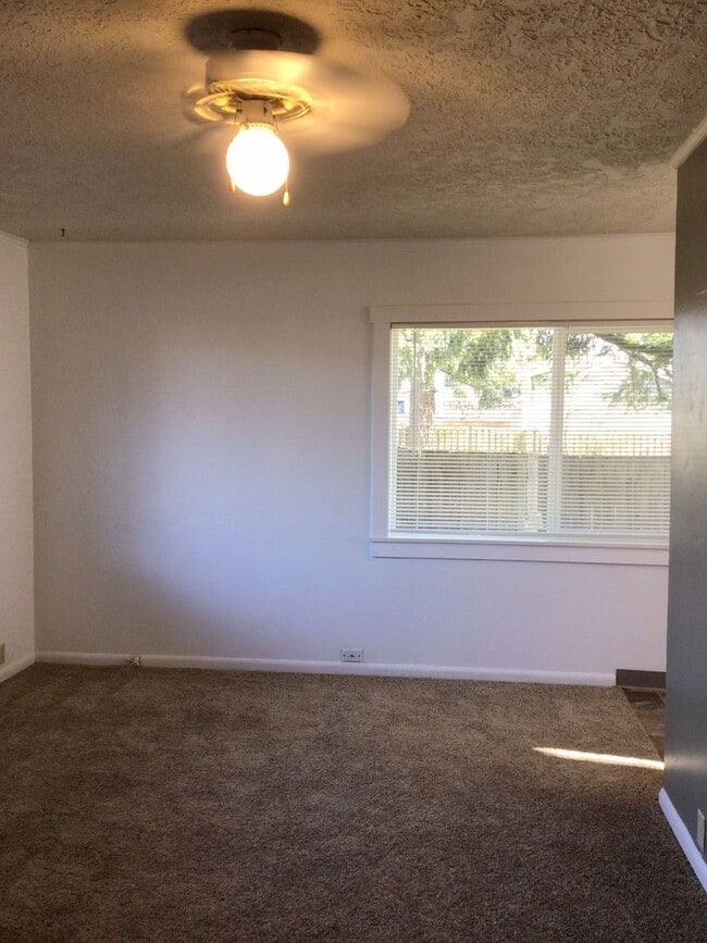 Building Photo - Great Heights Location 1BD Duplex