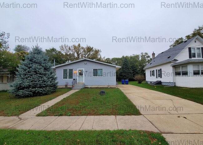Building Photo - 3 Bedroom, 2 Bath & Main floor laundry- 6t...