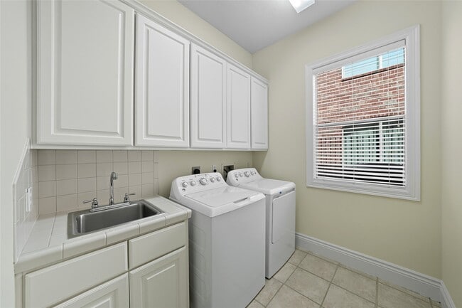 Building Photo - 5934 Stratford Gardens Dr