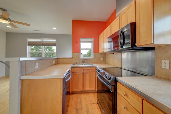 Building Photo - 1020 6th St NW