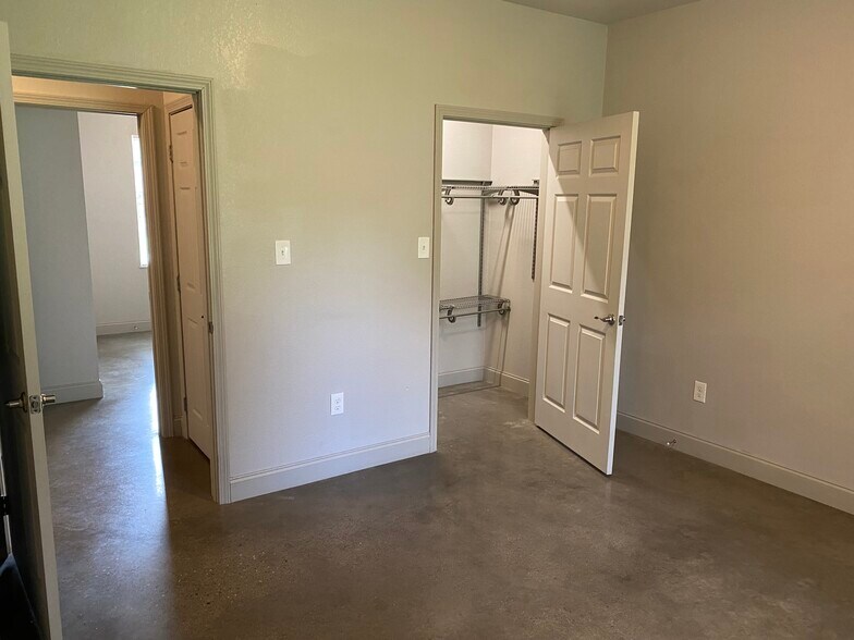 Building Photo - 217 Beta Dr
