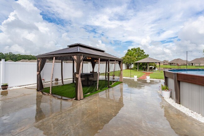 Building Photo - 3 Bedroom House in Addis with Pool, Gazebo...