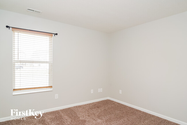 Building Photo - 1623 Woodside Cir