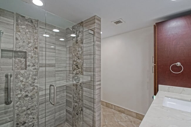 Building Photo - NICELY REMODELED, 2BR2.5BA, 1700 SQ FT CON...