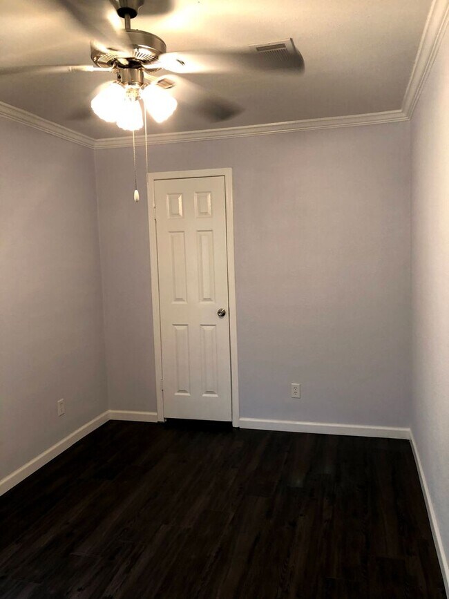 Building Photo - 168 Varsity Cir