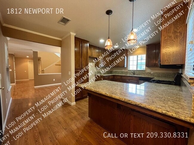 Building Photo - 1812 Newport Dr