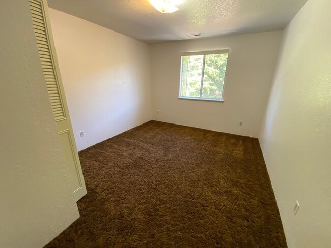 Building Photo - Great 2 Level Four Bedroom House!