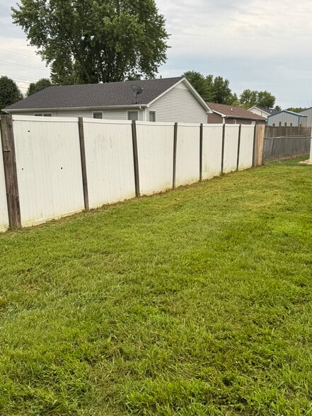 Building Photo - 1211 Redbud St