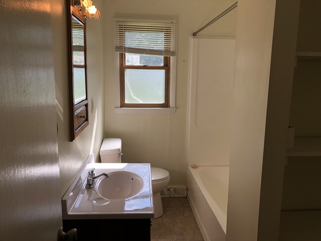 Building Photo - 6 Maple Ct