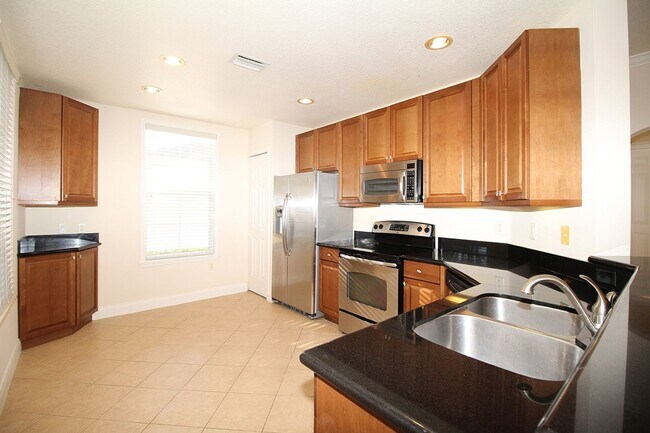 Building Photo - Luxury End Unit 3/2 Condo in Reunion