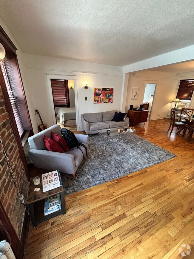 Building Photo - 2 bed 1 bath Cap Hill Condo w/Parking!