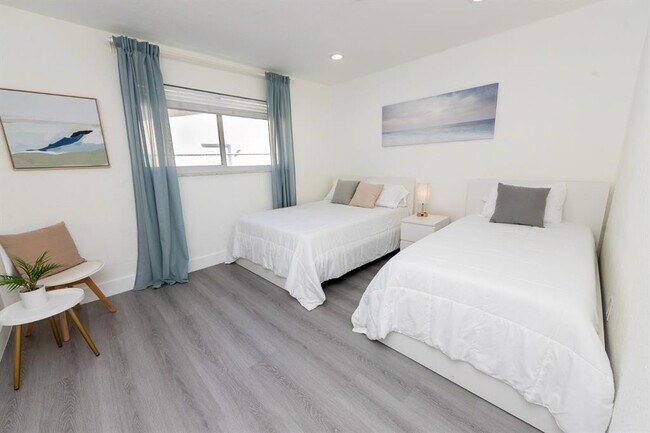 Building Photo - 475 NE 142nd St