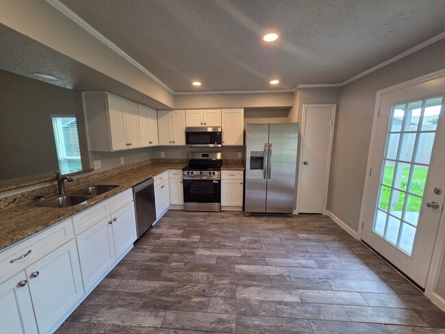 Building Photo - 5618 Stone Creek Dr