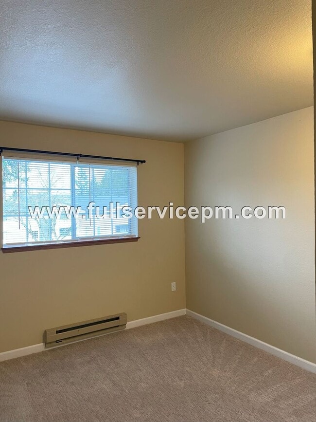 Building Photo - Great Find!!Spacious, condo w/ master