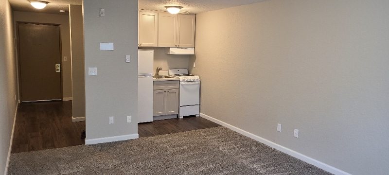 Building Photo - 1625 Kent Des Moines Rd