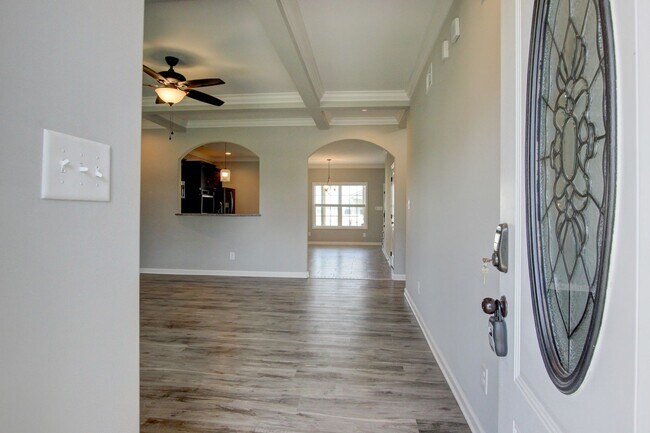 Building Photo - Sharp 4 bedroom HUGE house off exit 1 of I 24