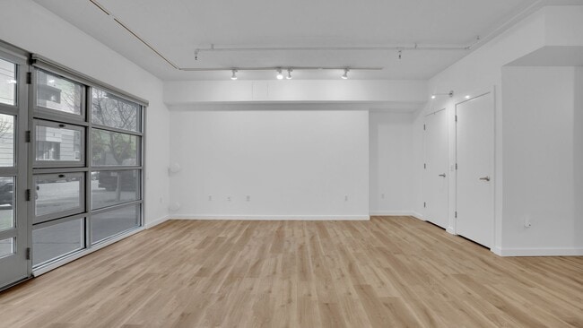 Building Photo - EPIC REA - Modern-Style 1 BR/1 BA Condo in...