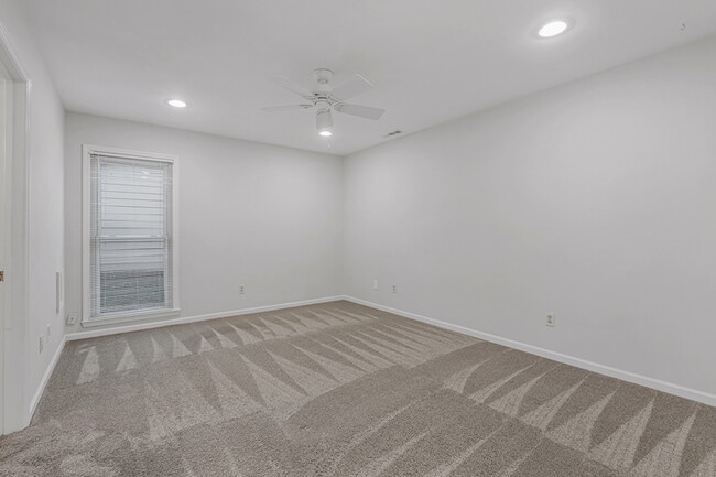 Building Photo - 127 Hollington Dr NE