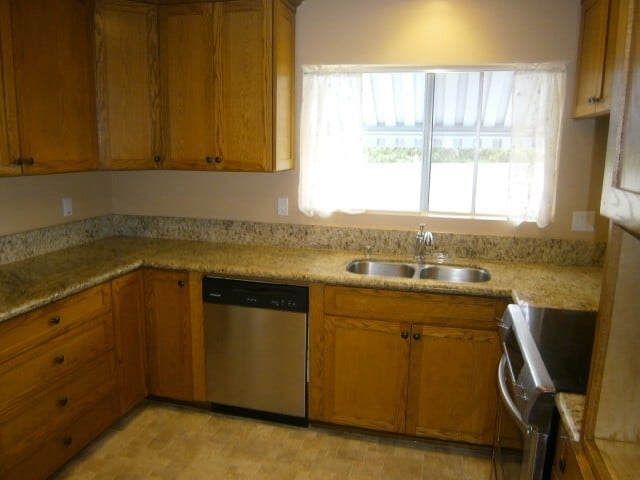 Building Photo - Single Story Home 4 bedroom + Enclosed pat...