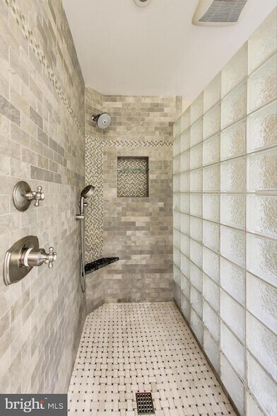 Building Photo - 9326 W Parkhill Dr