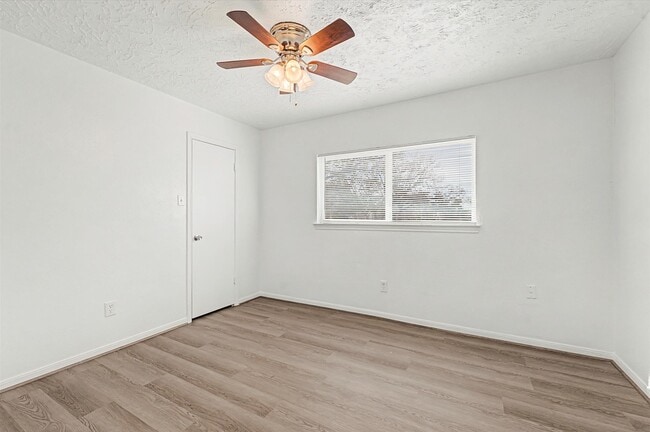 Building Photo - 8334 Country View Dr