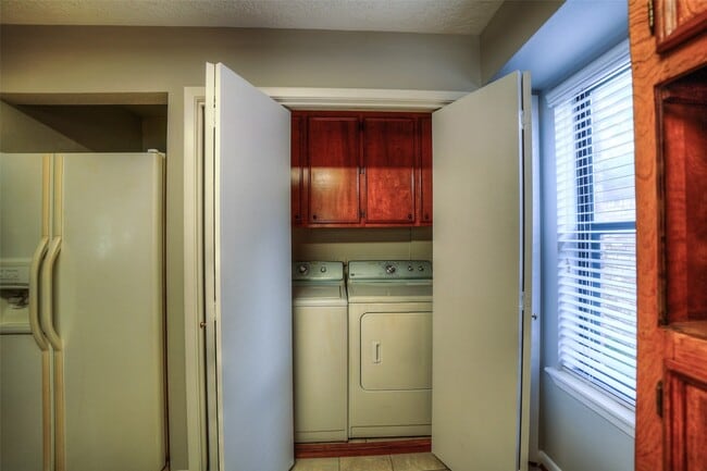 Building Photo - 25 Shady Oak Ln