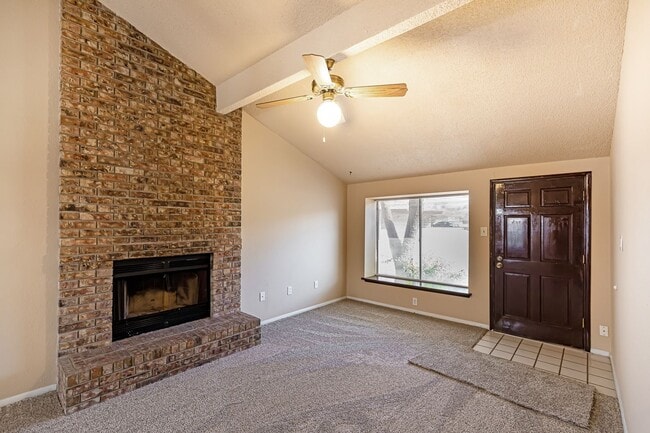 Building Photo - Super cute 2 bedroom townhouse!