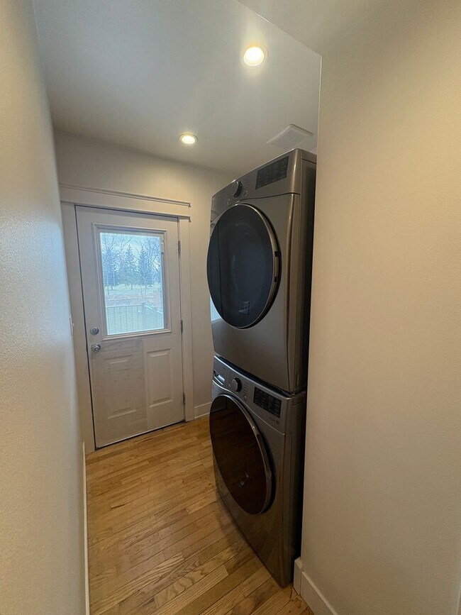 Building Photo - 4-bedroom, 2.5-bath home located on Poly.