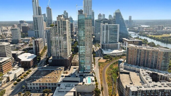 Building Photo - 300 Bowie St