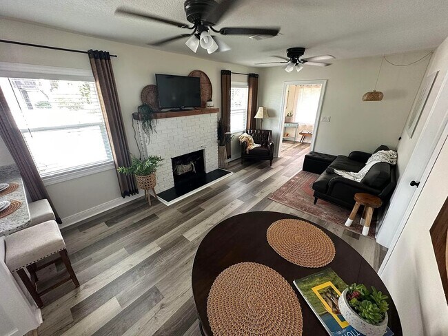 Building Photo - 939 Lakeview Rd