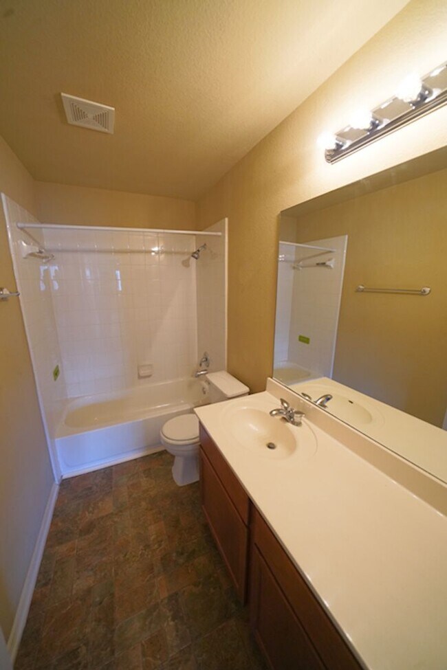 Building Photo - Spacious Home in Cibolo with 3 Car Garage! Realor Commission: $750