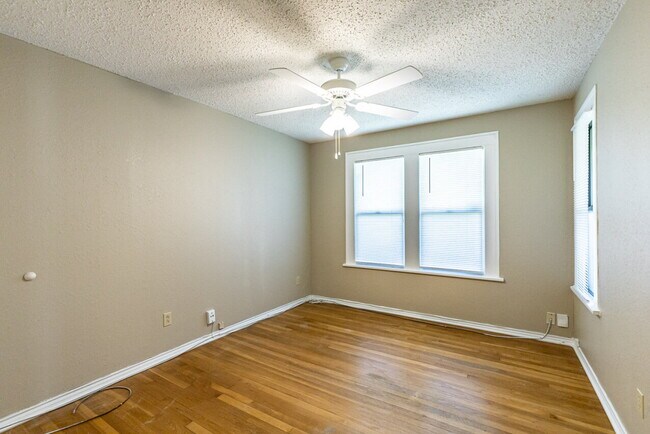 Building Photo - Adorable two bedroom home!