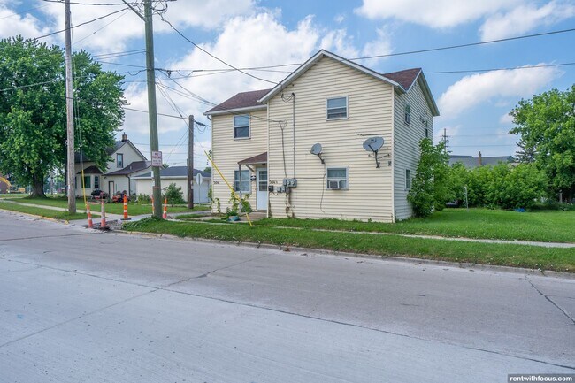 Building Photo - 204 Elm St