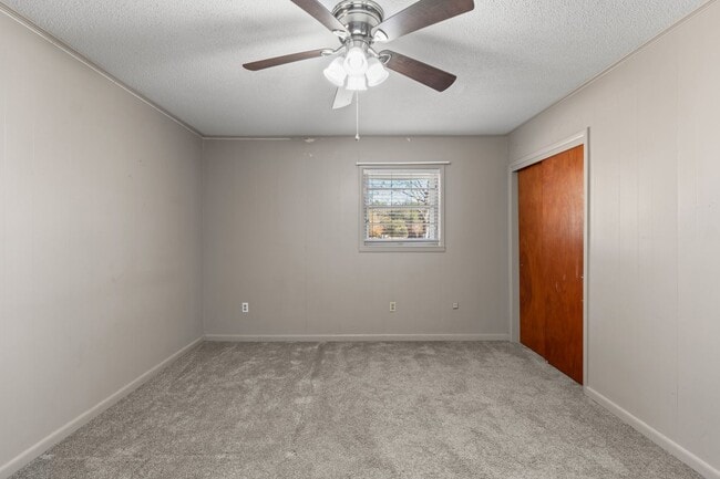 Building Photo - 3 bedrooms 2 bathroom