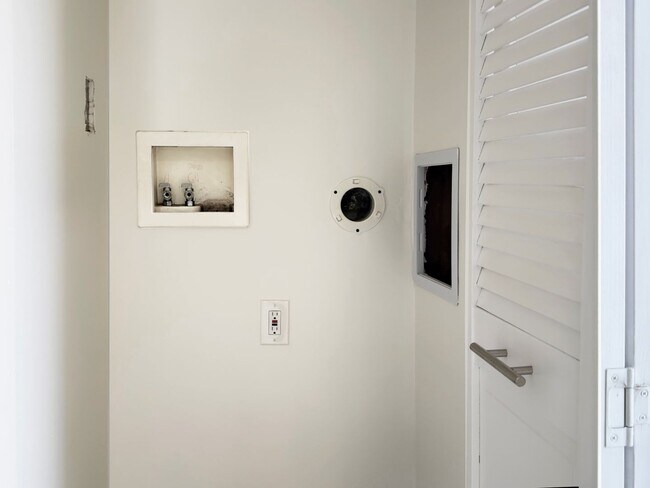 Building Photo - **2025 Euclid Ave Long Beach** Beautiful 3 bedroom 2 bath !!2 weeks free OAC!!