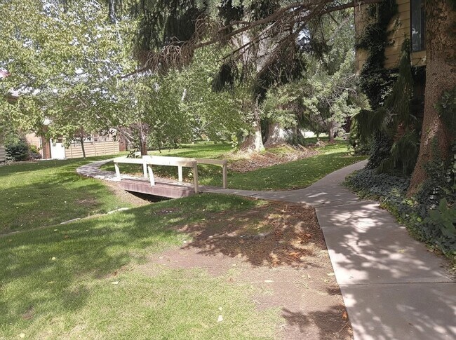 Building Photo - 3211 N Shadowbrook Cir