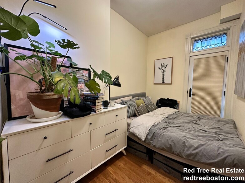 Unit 1 - 197 Commonwealth Ave