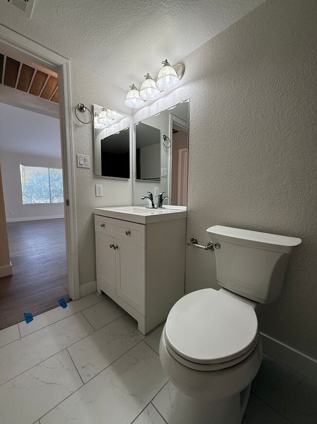 Building Photo - Tatum and Shea - Fully Remodeled Gated Condo that overlooks pool!