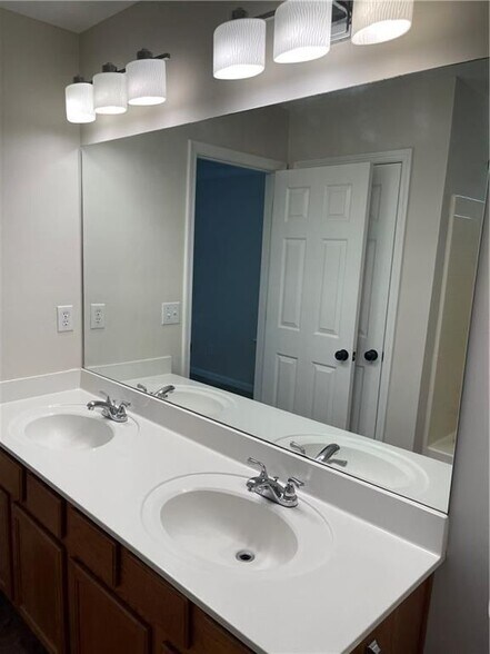 Building Photo - 160 Village Trce