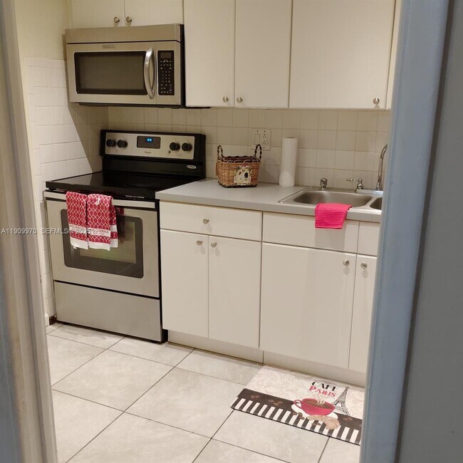 Building Photo - 3760 Inverrary Dr