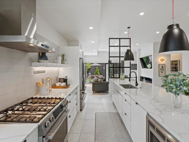 Building Photo - Luxury 3-Bed, 3.5-Bath Denver Home with Ro...