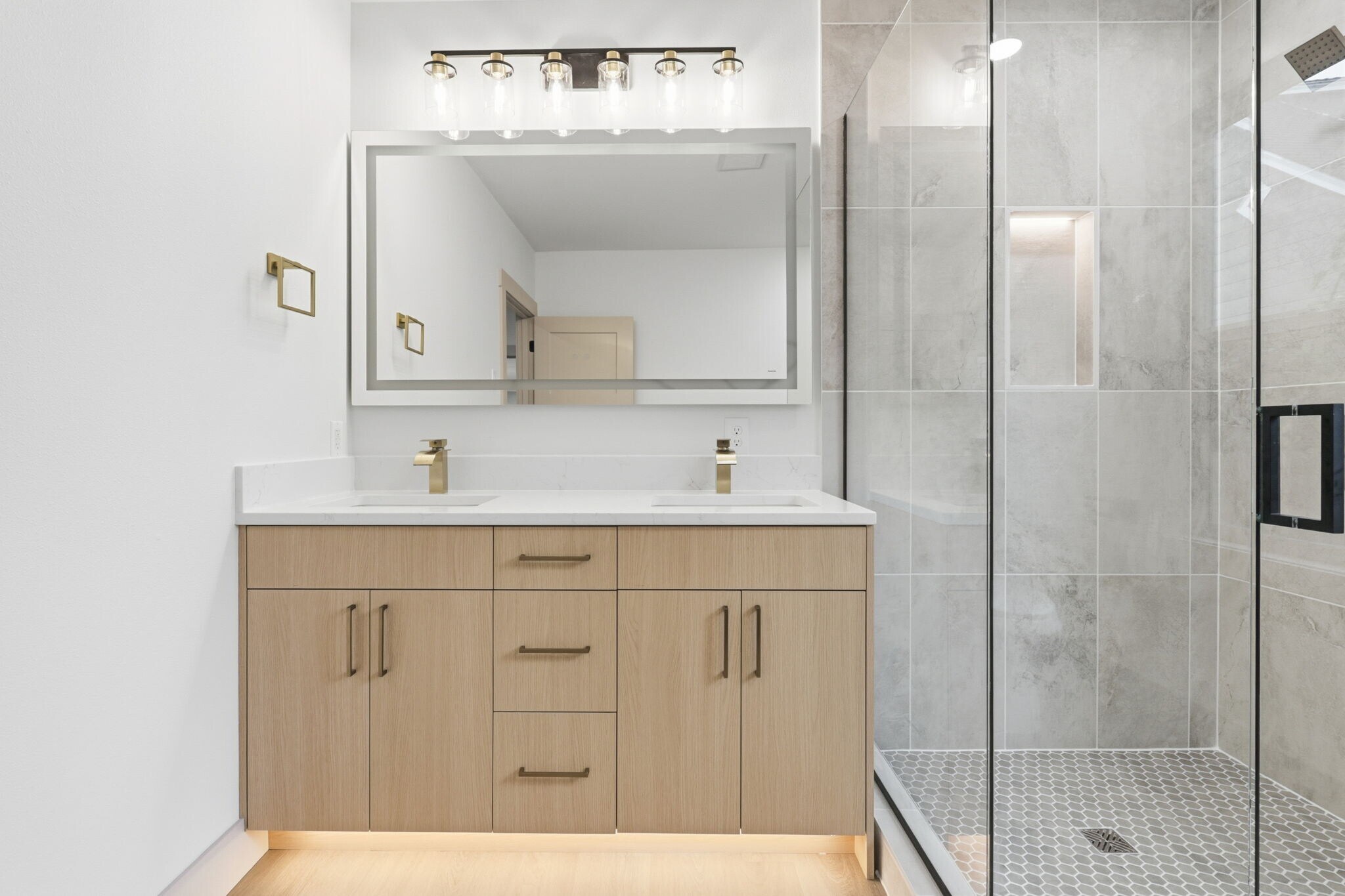 Building Photo - 437 NE Fargo St