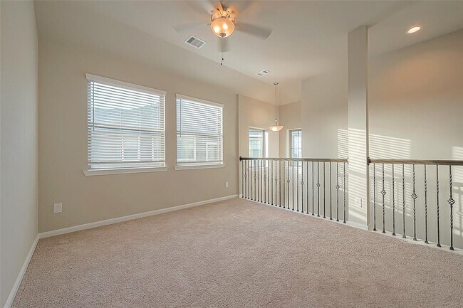 Building Photo - 8700 Laurel Crest Dr