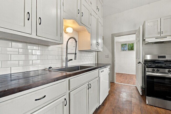 Building Photo - 403 E 6th St
