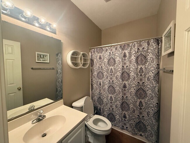 Building Photo - 606 River Oaks Dr