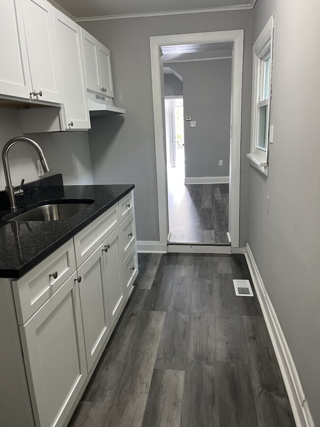 Building Photo - 322 E 11th St