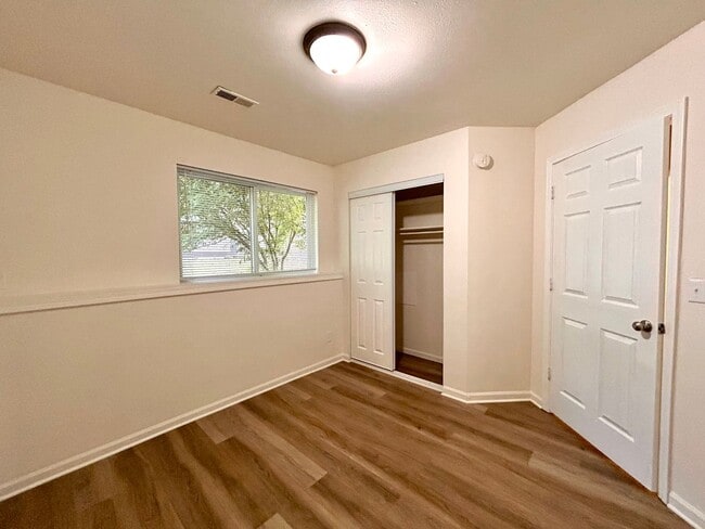 Building Photo - Four Bedroom Duplex in Cascade
