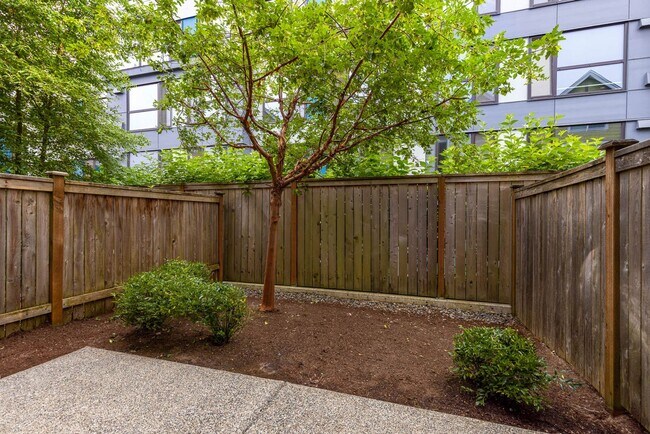 Building Photo - Modern Townhome with Garage in High Point Community