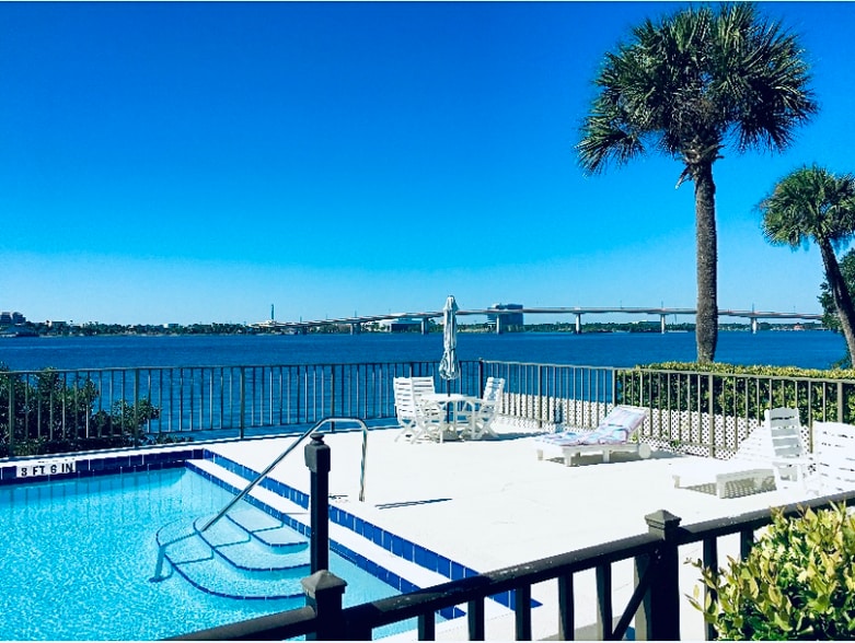 Primary Photo - 944 S Peninsula Dr